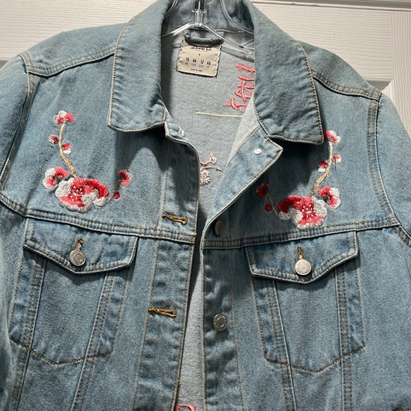 Embroidered back, ladies jean jacket, size 12 -mint condition - Picture 2 of 6